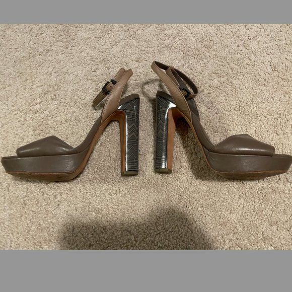 BCBGMaxAzria Taupe Leather Platform Aztec Print Heels - Size 8B - Picture 2 of 6